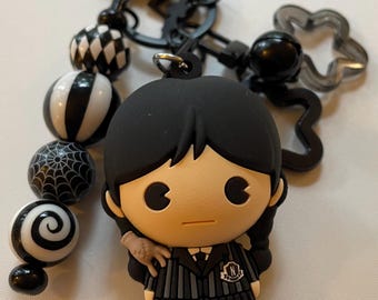 Charm para bolso con temática de Wednesday and Enid: accesorio para diario basura, llavero para mochila o bolso