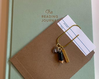 Marcapáginas con clip de papel modificado y dijes de libro - Regalo para el lector