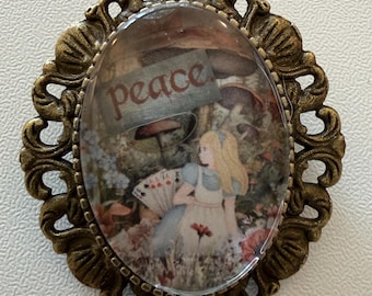Broches inspirados en el país de las maravillas: joyería, regalo para el lector, Día de la Madre, pin de libros