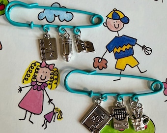 Pin colorido con dije para regalo de agradecimiento a maestros, fin de año escolar, cuidado infantil, broche