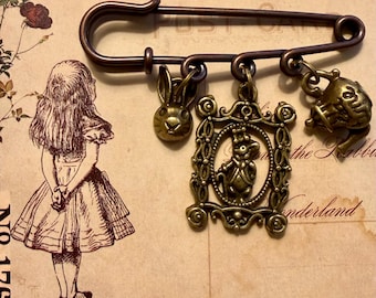 Pin inspirado en el País de las Maravillas - Tono Bronce, Joyería, Regalo para Lectores, Día de la Madre, Pin para Lectores