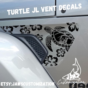 Puede incluir: Calcomanías plateadas para ventilación de vehículos con un diseño de tortuga marina negra y flores de hibisco. El texto "TURTLE JL VENT DECALS" está encima del diseño. También es visible el nombre de la tienda de Etsy "JAWS CUSTOMIZATION".