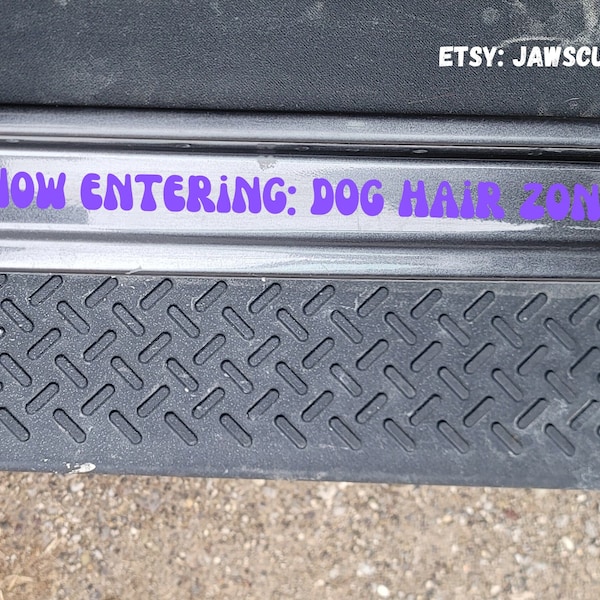 Entrant maintenant dans : Dog Hair Zone | Sticker porte | Autocollant de seuil de porte | Autocollants JK JL | convient aux Jeep Wrangler, SUV, camions, 4x4, amoureux des chiens