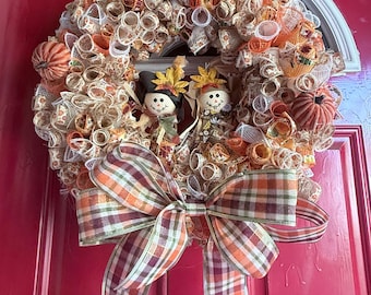 Ghirlanda autunnale fatta a mano con spaventapasseri e zucche – Decorazione festiva per la porta