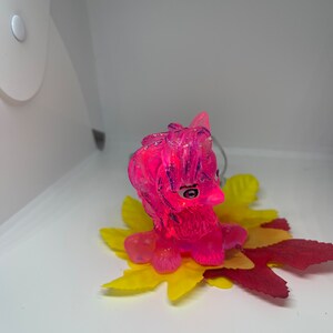 Lindo unicornio bebé de color rosa pintado a mano con luces LED rojas, llavero con luz negra gratis