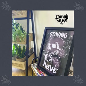 KEEPING ALIVE&quot; Print en Frame in 2 kleuren