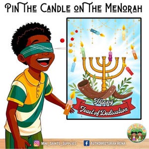 Op de afbeelding: Een geblinddoekt kind speelt een spelletje "Pin the Candle on the Menorah". Het spelbord heeft een menorah met brandende kaarsen, een sjofar en de tekst "Happy Feast of Dedication".