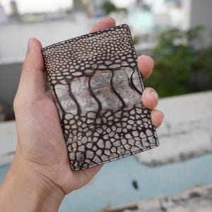 Mini-porte-cartes à deux volets en cuir de jambe d'autruche mince double face de luxe gris minimaliste / portefeuille porte-cartes / portefeuille pour hommes