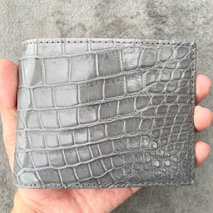 Piel de cocodrilo genuino gris Cartera bifold para hombres / Billetera de cuero hecha a mano / Billetera personalizada para hombres