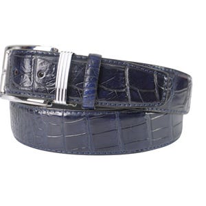 Op de afbeelding: Een donkerblauwe alligatorleren riem met een zilveren gesp. De riem is gemaakt van hoogwaardig leer en heeft een klassiek ontwerp.