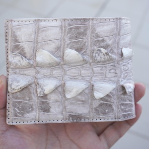 Cartera plegable de piel de cocodrilo blanca con cola de avestruz para hombre. Cartera personalizada. Regalo de aniversario.