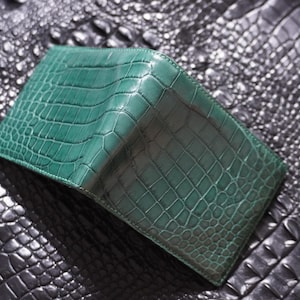 Portefeuille à deux volets en cuir d'alligator vert double face / Portefeuille personnalisé pour homme / Cadeau d'anniversaire pour lui / Portefeuille personnalisé