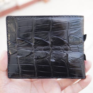 Cartera plegable de piel de caimán negra hecha a mano para hombre, con capacidad extra. Cartera personalizada. Regalo de aniversario.
