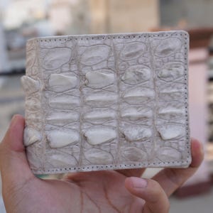 Cartera plegable de piel de caimán blanca de doble cara para hombre. Cartera personalizada. Regalo de aniversario. Cartera para hombre. Regalo de cumpleaños.