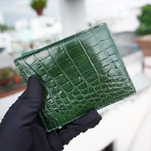 Cartera plegable para hombre de piel de caimán auténtica verde, personalizada y exótica de primera calidad.