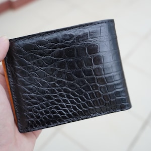 Cartera plegable de piel de avestruz con diseño de cocodrilo en color negro y naranja. Cartera personalizada para hombre. Regalo de aniversario.