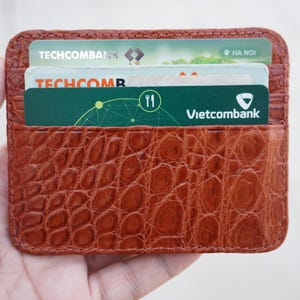 Porta carte di credito minimalista color cognac in pelle di alligatore con protezione RFID, sottile e doppio lato, fatto a mano in pelle esotica