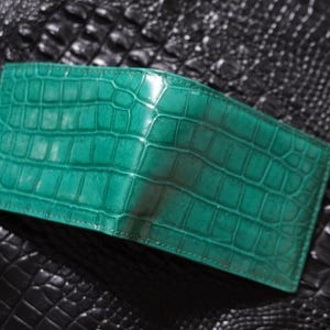 Cartera delgada plegable de piel de caimán turquesa auténtica para hombre, hecha a mano, de primera calidad, con solapa para identificación. Regalo de Navidad, cumpleaños o para él.