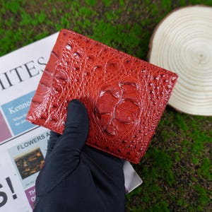 Cartera plegable de cuero de cocodrilo rojo de doble cara para hombre con funda de identificación / cartera personalizada para hombres / regalo de aniversario para él / cartera para hombre