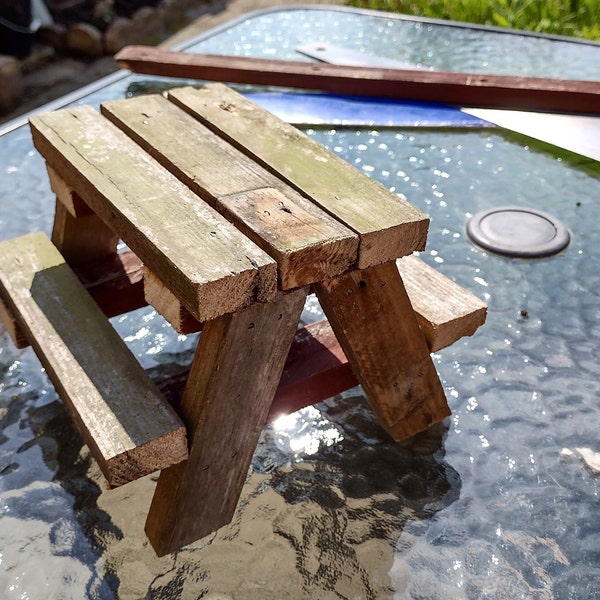 Bird/Squirrel feeder picnic table