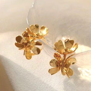 Gouden bloemoorbellen, statement bloemenoorbellen, gedurfde bloemblaadjeringen, artistieke gouden oorbellen, op de natuur geïnspireerde sieradencadeau