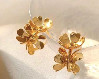 Goldene Blumen-Creolen, Statement-Ohrringe mit Blumenmuster, auffällige Blütenblatt-Creolen, kunstvolle Goldohrringe, von der Natur inspiriertes Schmuckgeschenk