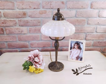 Lampada da tavolo antica in ottone: paralume in vetro rosa in stile Art Nouveau