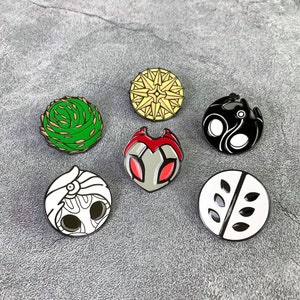 Broche Hollow Knight Grimm - Épingle Émail Métal, Accessoire Cosplay Et Sac, Design Premium Coloré