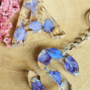 Schlüsselanhänger getrocknete Blumen Blüten personalisiert Schlüsselband Kette Buchstabe Alphabet Epoxidharz Resin Romantik Gold Silber Lila