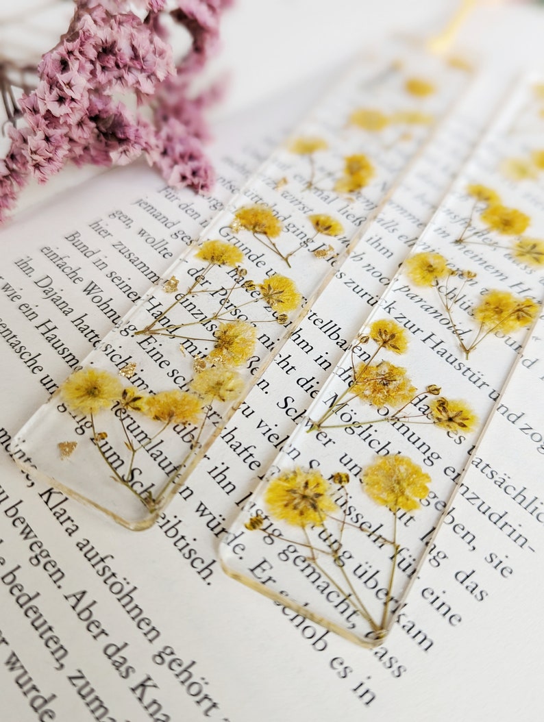 Marcador de resina epoxi con flores prensadas y secas y flores plantas de papel dorado leyendo regalo novia regalo especial Gelb/Gold