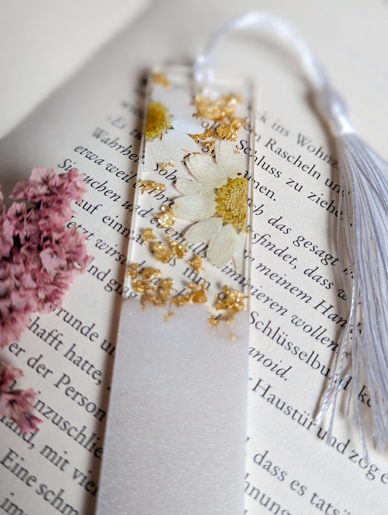 Lesezeichen aus Epoxidharz, Resin, getrocknete Blumen und Blüten, Gänseblümchen, gold, liebevolles Geschenk zum Buch, Geschenk für Freundin Bild 5