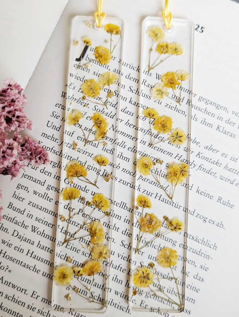 Bookmark epoxy resin with pressed and dried flowers and petals gold paper plants reading gift girlfriend special gift Gelb