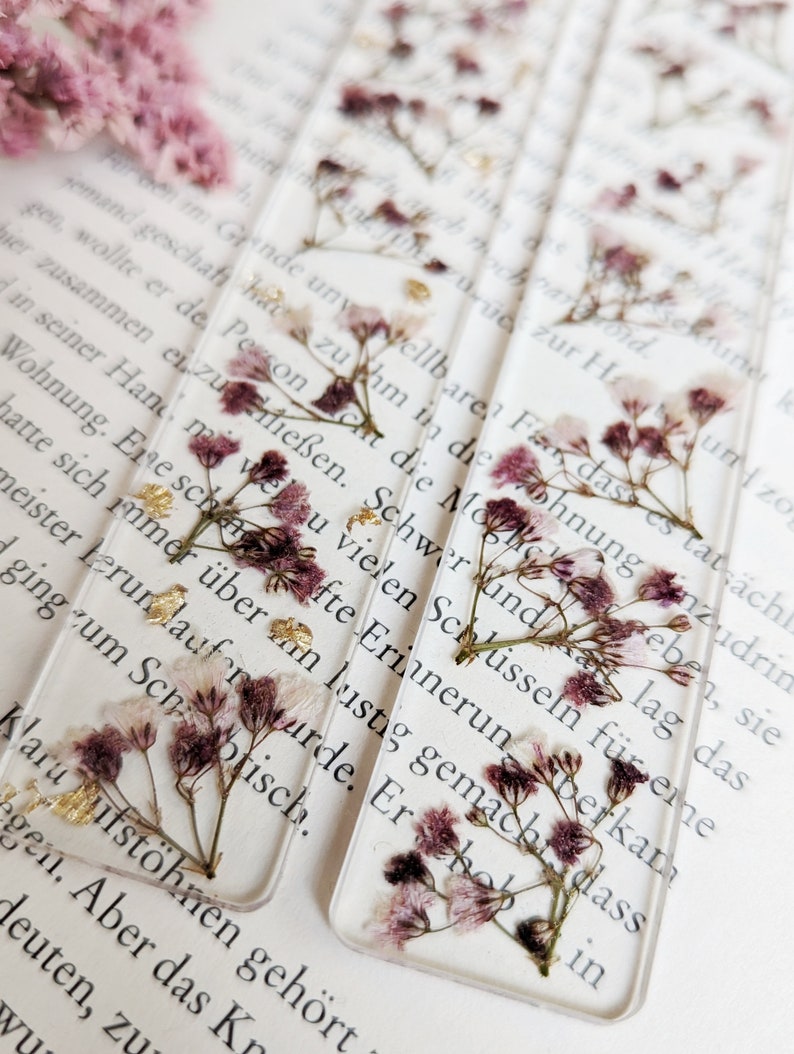 Bookmark epoxy resin with pressed and dried flowers and petals gold paper plants reading gift girlfriend special gift Lila/Weiß/Gold