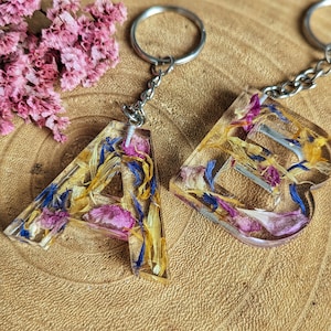 Schlüsselanhänger getrocknete Blumen Blüten personalisiert Schlüsselband Kette Buchstabe Alphabet Epoxidharz Resin Romantik Harlekin