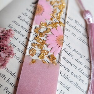 Lesezeichen aus Epoxidharz, Resin, getrocknete Blumen und Blüten, Gänseblümchen, gold, liebevolles Geschenk zum Buch, Geschenk für Freundin Bild 3