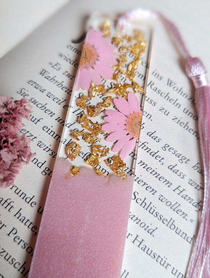 Lesezeichen aus Epoxidharz, Resin, getrocknete Blumen und Blüten, Gänseblümchen, gold, liebevolles Geschenk zum Buch, Geschenk für Freundin Bild 3