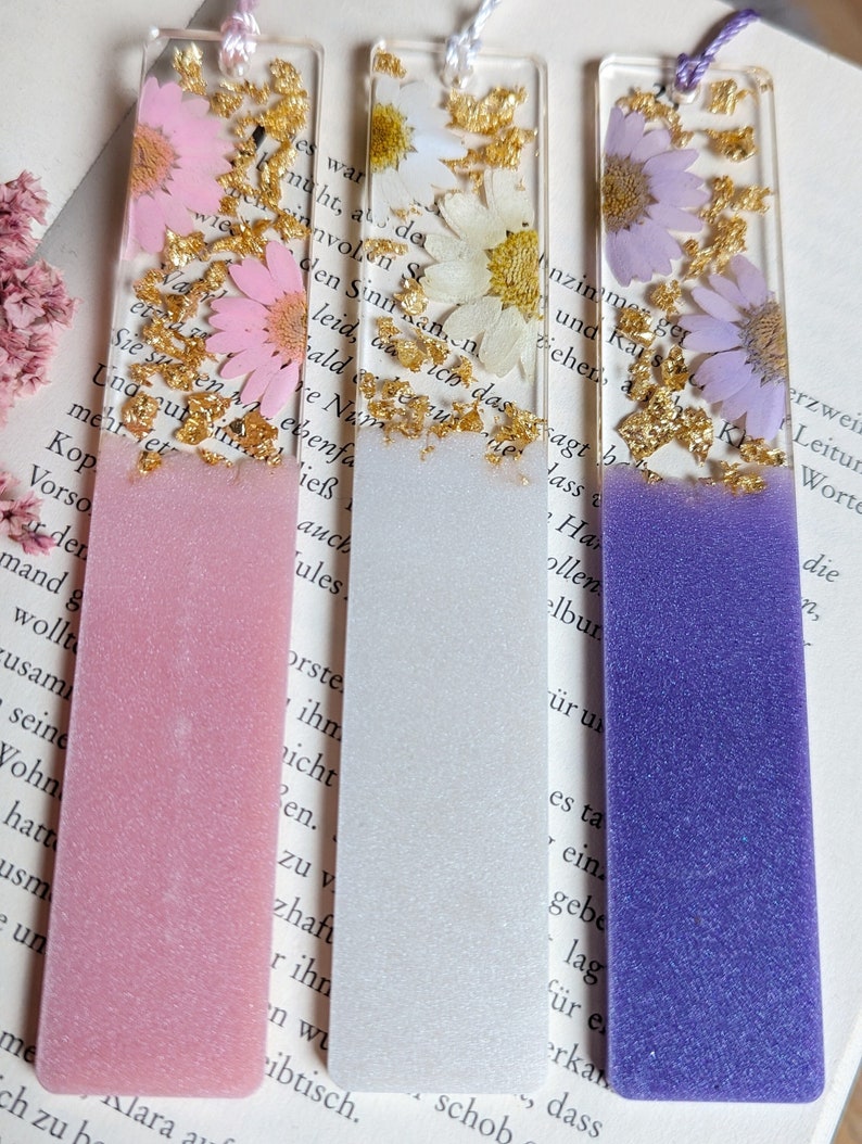 Lesezeichen aus Epoxidharz, Resin, getrocknete Blumen und Blüten, Gänseblümchen, gold, liebevolles Geschenk zum Buch, Geschenk für Freundin Bild 1