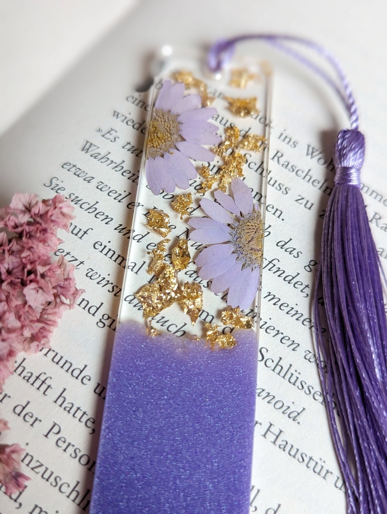 Lesezeichen aus Epoxidharz, Resin, getrocknete Blumen und Blüten, Gänseblümchen, gold, liebevolles Geschenk zum Buch, Geschenk für Freundin Bild 7