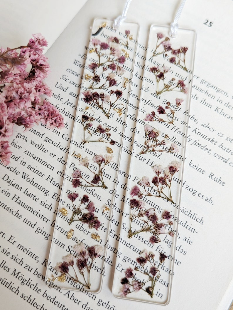 Bookmark epoxy resin with pressed and dried flowers and petals gold paper plants reading gift girlfriend special gift Lila/Weiß