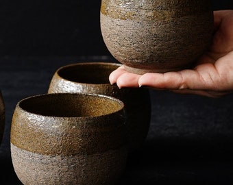Vaso de cerámica marrón oscuro: taza de café de gres hecha a mano