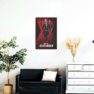 Puede incluir: Un p&oacute;ster de pel&iacute;cula para la pel&iacute;cula de Marvel Studios "Black Widow" con Scarlett Johansson como Black Widow con un traje negro sobre un fondo rojo.