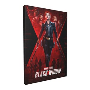 Puede incluir: Cartel de la pel&iacute;cula Black Widow con un fondo rojo y negro con una mujer con un traje negro sosteniendo dos armas. El texto "MARVEL STUDIOS BLACK WIDOW" est&aacute; en la parte inferior del cartel.