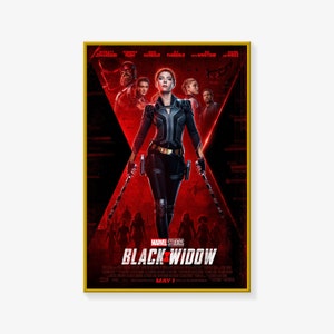 Puede incluir: Un p&oacute;ster de pel&iacute;cula para la pel&iacute;cula de Marvel Studios "Black Widow" con Scarlett Johansson como Black Widow en un traje negro y fondo rojo. El p&oacute;ster tambi&eacute;n presenta a Florence Pugh, David Harbour y Ray Winstone. El texto "Black Widow" est&aacute; en letras grandes y negritas y la fecha de estreno "May 1" est&aacute; debajo.