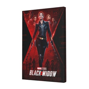 Puede incluir: Un p&oacute;ster de pel&iacute;cula para la pel&iacute;cula de Marvel Studios "Black Widow" con un fondo rojo y negro en el que una mujer con un traje negro sostiene dos armas. La mujer est&aacute; de pie frente a un grupo de personas, y el t&iacute;tulo de la pel&iacute;cula est&aacute; escrito en letras blancas grandes.