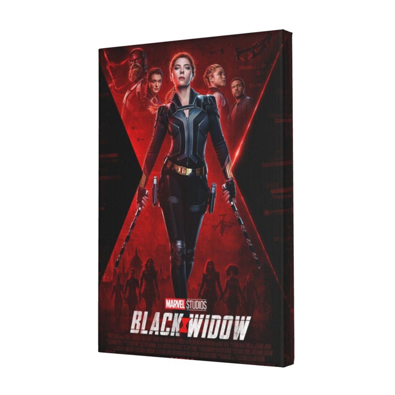 Puede incluir: Un p&oacute;ster de pel&iacute;cula para la pel&iacute;cula de Marvel Studios "Black Widow" con un fondo rojo y negro en el que una mujer con un traje negro sostiene dos armas. La mujer est&aacute; de pie frente a un grupo de personas, y el t&iacute;tulo de la pel&iacute;cula est&aacute; escrito en letras blancas grandes.