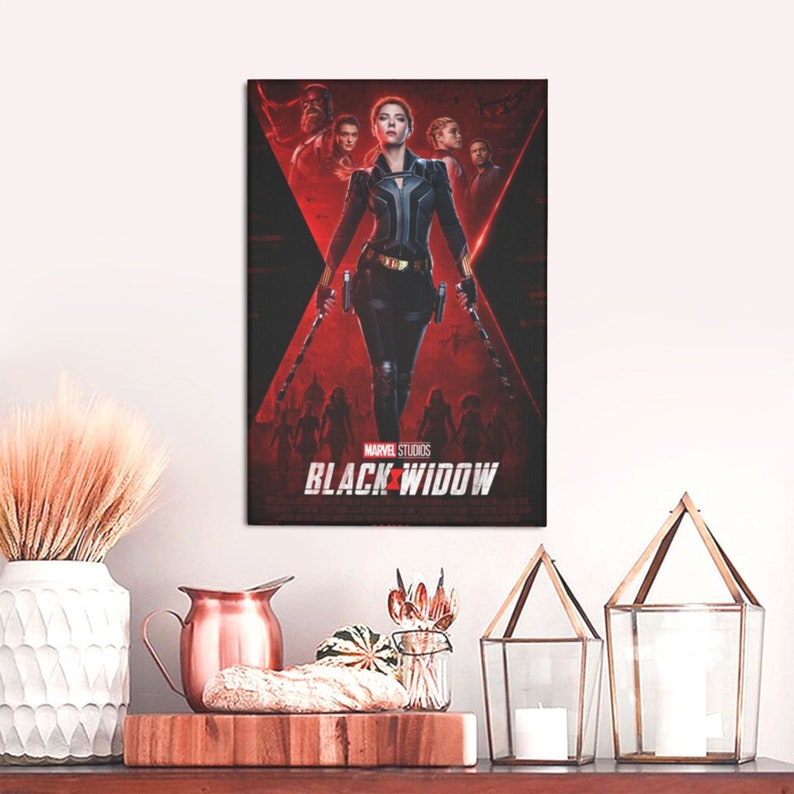 Puede incluir: Cartel de la pel&iacute;cula Black Widow con Scarlett Johansson como Black Widow con un traje negro, sosteniendo dos bastones, sobre un fondo rojo y el t&iacute;tulo "Black Widow" en blanco.