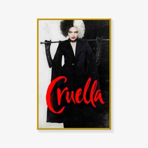 Könnte beinhalten: Ein Filmplakat mit Cruella de Vil, einer Figur aus dem Disney-Film 101 Dalmatiner. Das Plakat zeigt ein Schwarzweißbild von Cruella mit ihrem charakteristischen schwarz-weißen Haar, einem schwarzen Mantel und einem schwarzen Peitsche. Der Text "Cruella" ist in roten Buchstaben am unteren Rand des Plakats geschrieben.