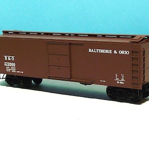 Pode incluir: Um vagão de carga modelo de trem de cor marrom com letras brancas que dizem "B&O 272500" e "BALTIMORE & OHIO".