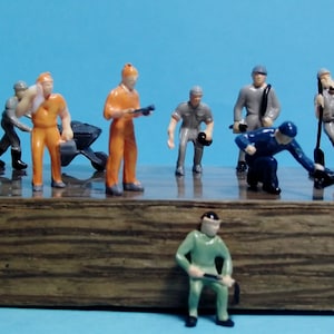 HO Scale 1:87 Model Railroad Workers 25 Pieces in Several Different Poses