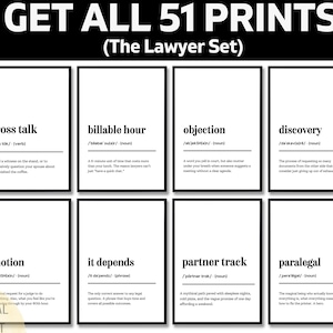 Pode incluir: Oito impressões emolduradas com molduras pretas e fundos brancos, cada uma exibindo um termo legal e sua definição. O texto na parte superior diz "GET ALL 51 PRINTS (The Lawyer Set)". Termos como "cross talk" e "billable hour" são visíveis.